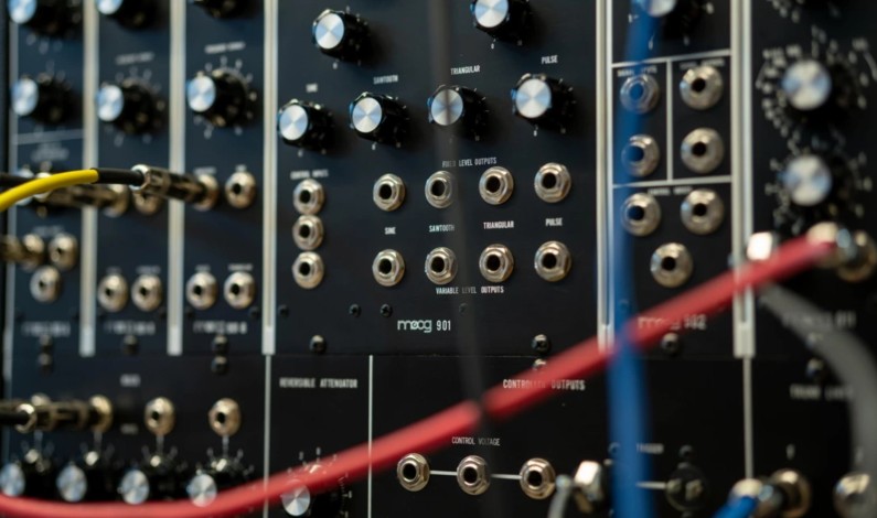 TESTING – The Moog Model 10 Synthesizer Returns TESTING – The Moog Model 10 Synthesizer Returns